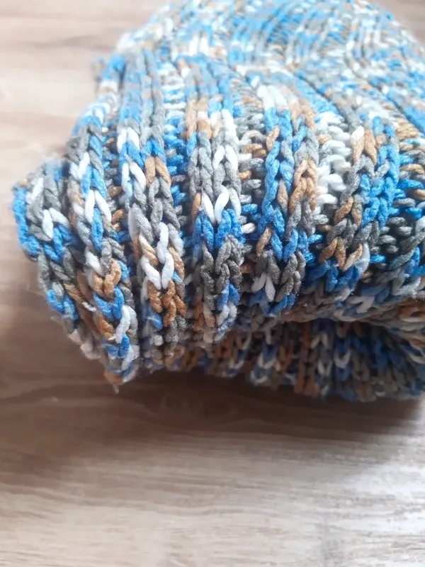 Bufanda tejida a mano tonos azul claro y ocre