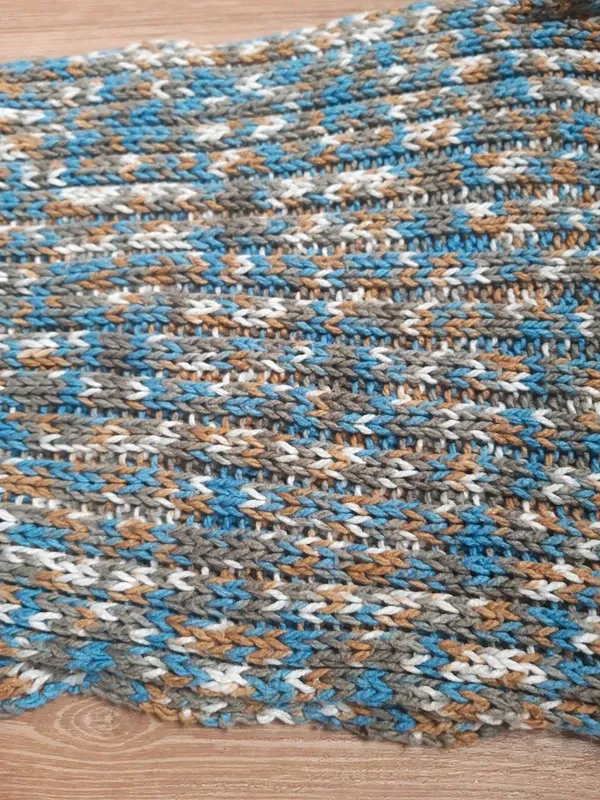 Bufanda tejida a mano tonos azul claro y ocre