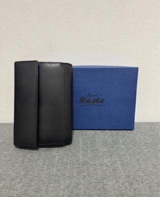 Cartera negra con flor blanca