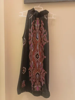 Vestido negro con estampado paisley