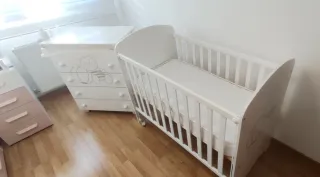 Cuna y cambiador con bañera