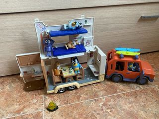 Coche y caravana Bluey