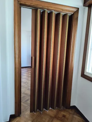 Puerta plegable de madera