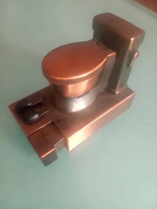 Mechero antiguo estilo váter cobre