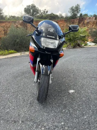 Kawasaki Moto Grande Negra y Roja