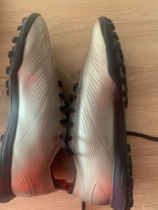 Adidas multitaco Predator plateado/rojo