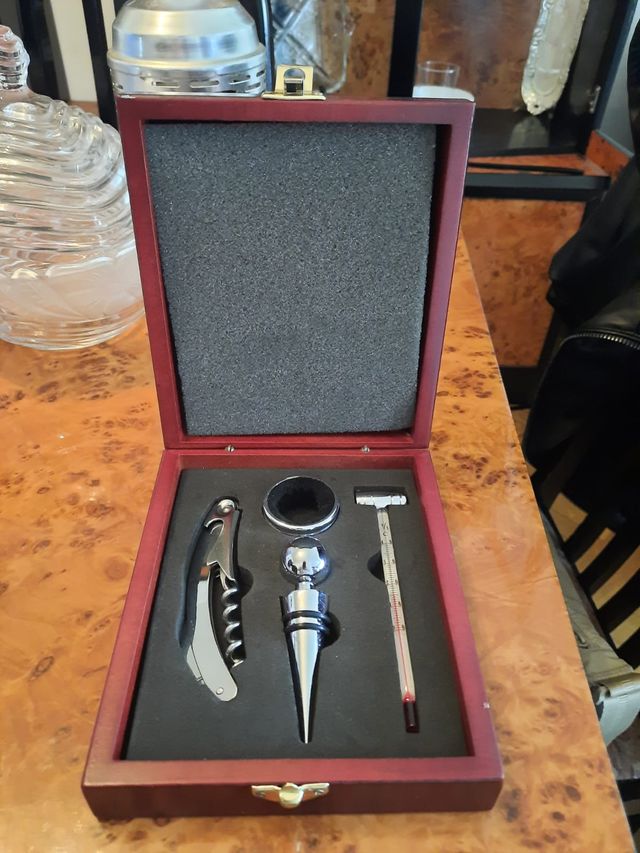 Set di accessori per vino in legno e metallo