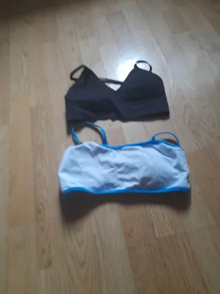 Sujetadores deportivos negros y blancos