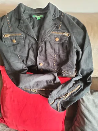 Chaqueta corta negra con tachuelas