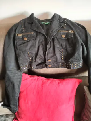 Chaqueta corta negra con tachuelas