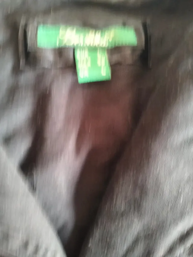 Chaqueta corta negra con tachuelas