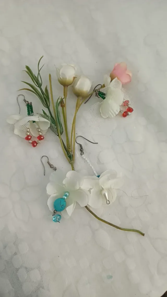 2 juegos dependientes de flores y cuentas..