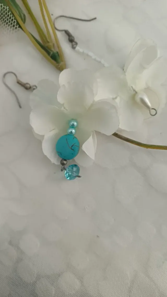 2 juegos dependientes de flores y cuentas..