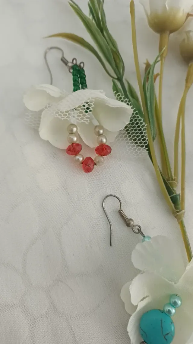 2 juegos dependientes de flores y cuentas..