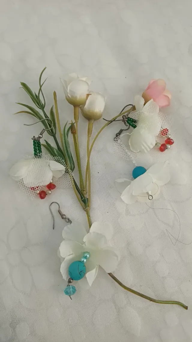 2 juegos dependientes de flores y cuentas..