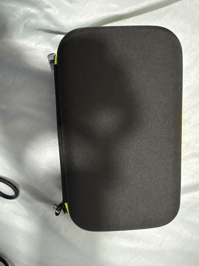 Estuche negro y verde