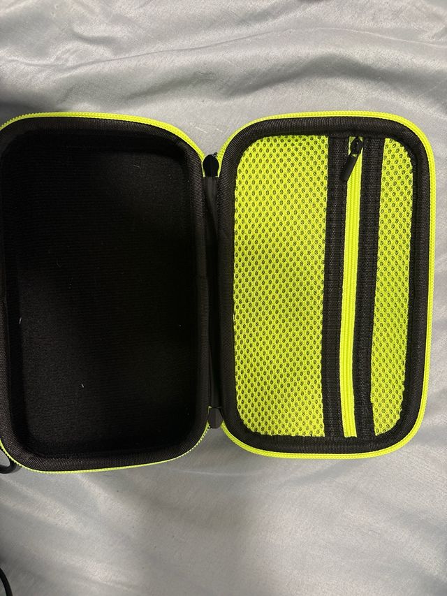 Estuche negro y verde