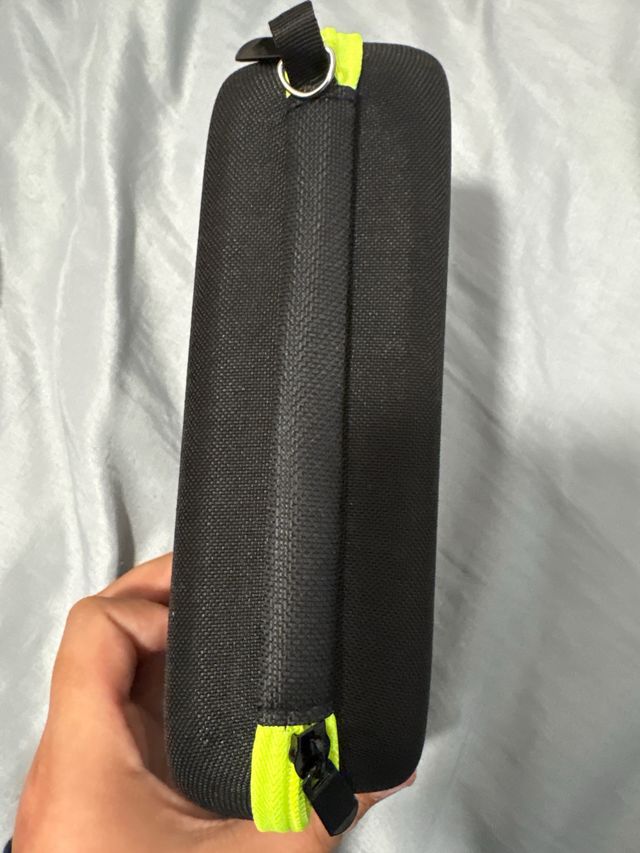 Estuche negro y verde