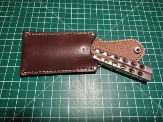 Fundas de cuero para herramientas de corte.