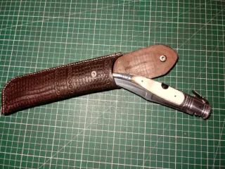 Fundas de cuero para herramientas de corte.