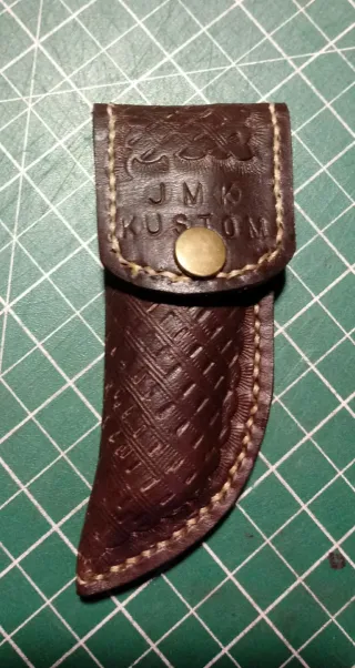 Fundas de cuero para herramientas de corte.