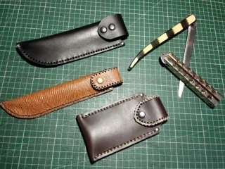 Fundas de cuero para herramientas de corte.