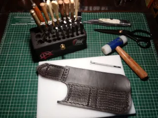 Fundas de cuero para herramientas de corte.