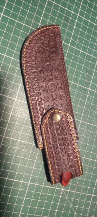 Fundas de cuero para herramientas de corte.