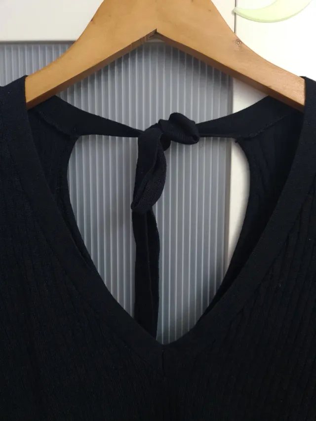 Camiseta sexy preta com laço nas costas