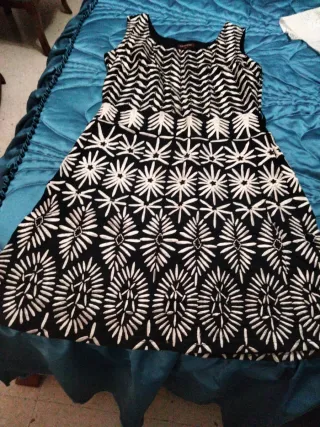 Vestido negro con bordado beige