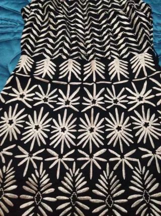 Vestido negro con bordado beige