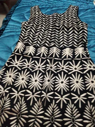 Vestido negro con bordado beige