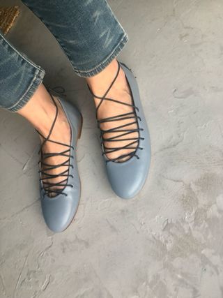 Bailarinas azules con cordones negros