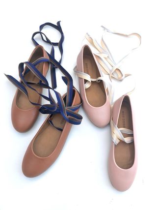 Bailarinas azules con cordones negros