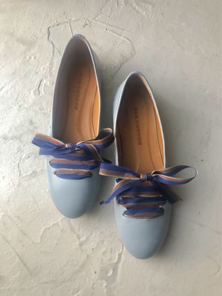 Bailarinas azules con cordones negros