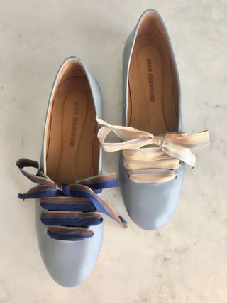 Bailarinas azules con cordones negros