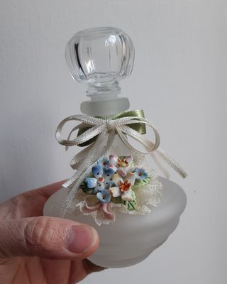 Bottiglietta vintage profumo fiori