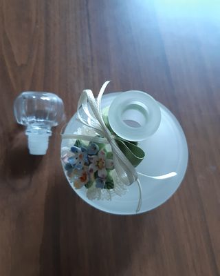 Bottiglietta vintage profumo fiori