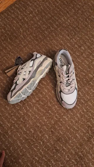 Zapatillas Asics Beige rosas y Gris