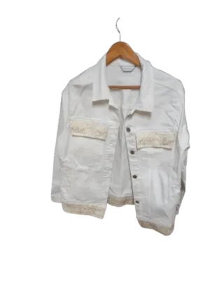 Cazadora vaquera blanca con detalles
