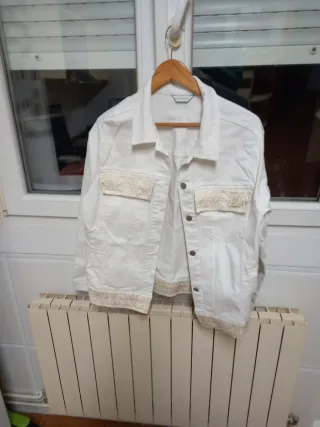 Cazadora vaquera blanca con detalles