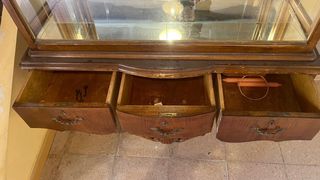 Vitrina antigua de madera y cristal