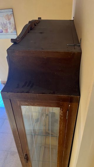 Vitrina antigua de madera y cristal