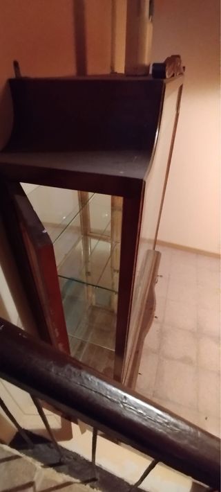 Vitrina antigua de madera y cristal