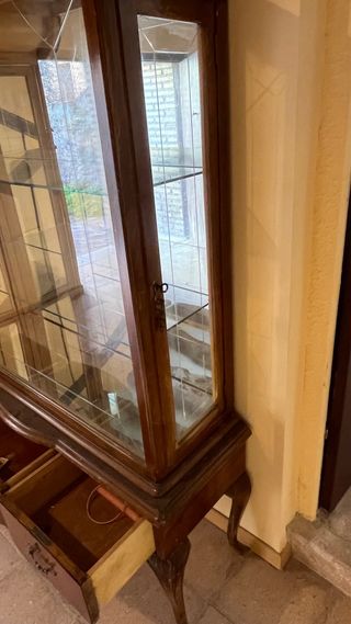 Vitrina antigua de madera y cristal