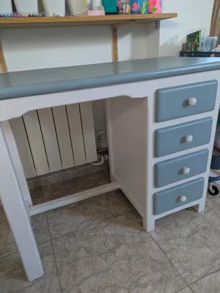 Escritorio y silla de madera maciza