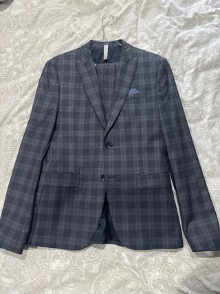 Traje de cuadros gris. usados una vez