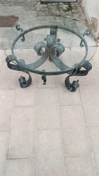 Mesa de centro forjado gris y cristal redondo.