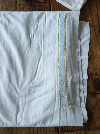 Sábana de algodón con ribete azul y amarillo