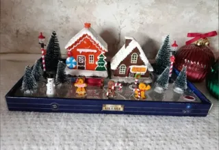 Incantevole set di casette di pan di zenzero per decorare la tua casa a Natale
